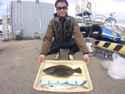 <p>広域2様 沖の北外向き 飲ませ釣りでヒラメ！ショアジギでサゴシ！初ヒラメとの事でした。おめでとうございます！</p>