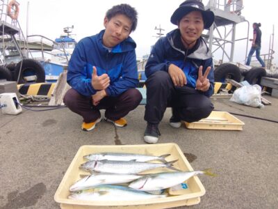 <p>沖の北 ショアジギでサゴシとハマチ！今日はサゴシが多かったです。先端周辺と奥の方でナブラが出てたようです。ちなみにこの釣果は北の真ん中あたり…。どこが良いかはその日になってみないとわかりません！場所を気にしすぎたら釣れませんよ〜。</p>