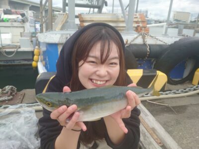 <p>アジ女様 沖の北 飲ませ釣りでハマチ！12時50分にヒット！初青物おめでとうございます♪</p>