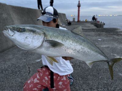 <p>立田兄弟（兄）様 沖の北 ジャックアイ・フリフリバイブでブリ！まだちょっと暗い5時半頃にヒット！タチウオは6時頃まで釣れるので青物と時合いが被ります。</p>