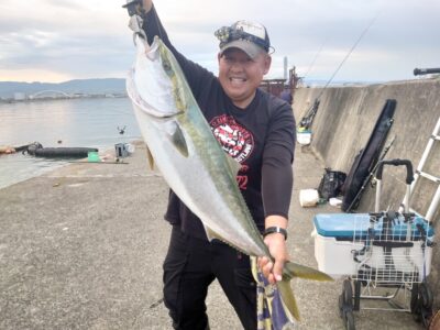 <p>芝様 沖の北 胴突飲ませでブリ87cm！！！6時半にヒット！</p>