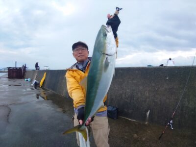 <p>山根様 沖の北 メタルバイブ表層速巻きでメジロ75cm！6時頃にヒット！前回はサワラもかけて、もってますね〜♪</p>