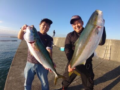 <p>広石様＆芝様 沖の北 飲ませ釣りでブリ！6時半頃に同時ヒット♪♪</p>