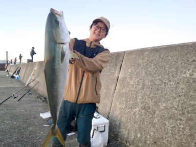 <p>福本様 飲ませ釣りでブリ90cm！！！6時頃にヒット！近くにいたんで僕がLLのネットですくいました♪90cmも余裕で入ります。</p>