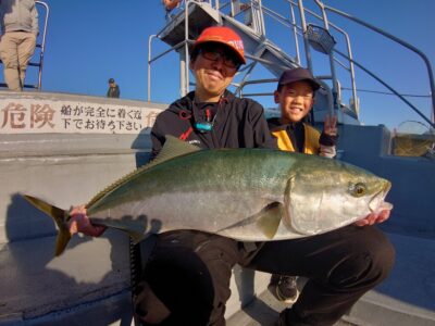 <p>高野様 旧一文字赤灯 灯台と船着の真ん中あたりの内向き ウキ飲ませ釣りでブリ92cm！！！7時半頃にヒット！</p><p>赤灯もアジの現地調達可能です。外向きでサゴシも釣れてました♪</p>