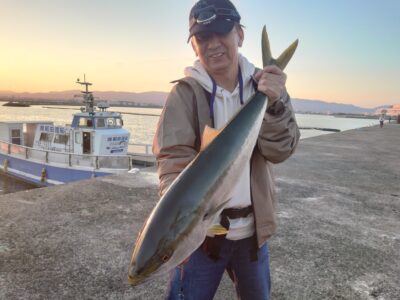 <p>宮城様 沖の北 飲ませ釣りでブリ85cm！6時すぎにヒット！</p>