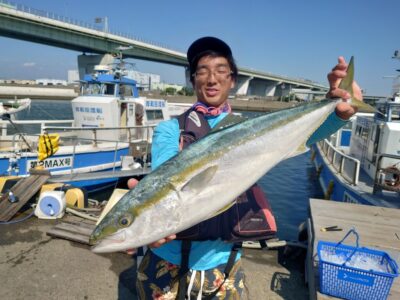 <p>沖の北 飲ませ釣りでブリ！7時半にヒット！</p>