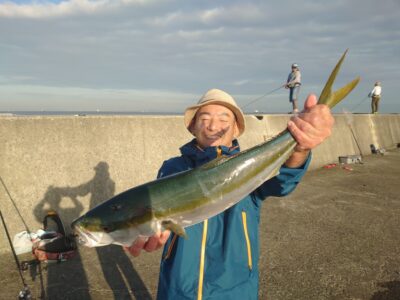 <p>信田様 沖の北 飲ませ釣りでメジロ！7時頃にヒット！</p>