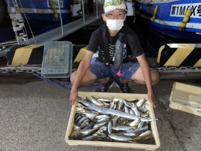 <p>れお君　沖の北　サビキ釣りで小アジ〜中アジ大漁🎣　テンヤで太刀魚もGET⚔️</p>