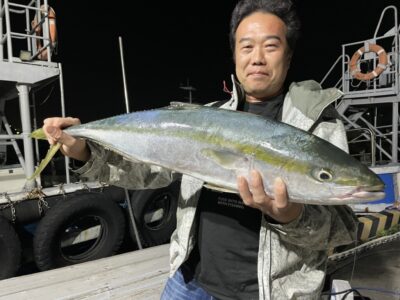 <p>上田様　沖の北　飲ませ釣り　15時頃にブリ85cm🎣おめでとうございます^ ^</p>