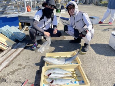 <p>アドレンジャー1号・2号様　沖の北　飲ませ釣りでハマチ〜メジロまで4匹🎣ぎりぎりブリには届かなかったとの事ですがナイスサイズです^ ^</p>