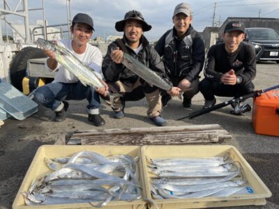 <p>井口様　沖の北　ショアジギでサワラ77cmまで2匹🎣太刀魚は12時〜14時頃まで沖の北内向きでメタルジグ遠投のボトムで入れ食いだったとの事でした♪♪素晴らしい釣果！！おめでとうございます^ ^</p>