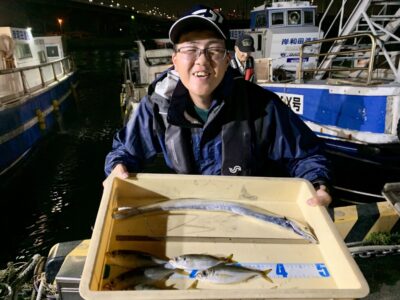 <p>🎣MAX 泉大津店アーリー　沖の北　日中内向き日暮れまでアジ釣り🐟　暗くなって〜外向きウキ釣りでタッチョ🐟</p>