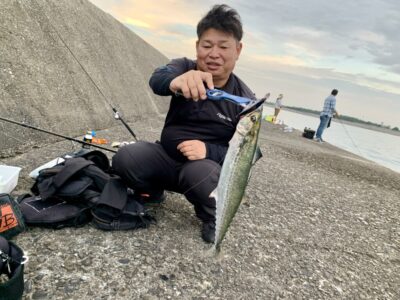 <p>茂山様　旧一文字赤灯　ジーコンでサゴシ🎣　16:40頃の釣果🐟　(腰巻のライフジャケット着用しています)</p>