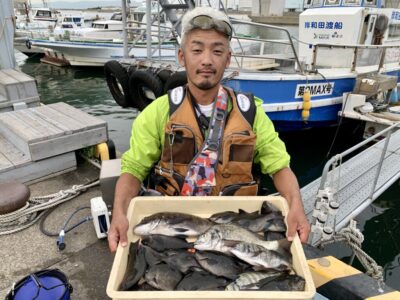 <p>白髪様　旧一文字カーブ　フカセ釣り　38cm迄のチヌ🐟　グレ大漁🎣</p>