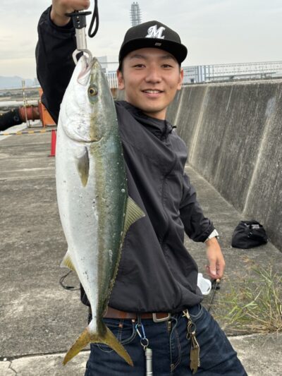 <p>大阪のハマ様　沖の北　飲ませ釣り　14時半ごろに67cmのメジロGET🎣</p>