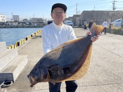 <p>亀本様 沖の北内向き 飲ませ釣りで座布団ヒラメ93cm 8.2kg！！！9時頃にヒット！</p><p>まじでヤバいサイズです！岸一新記録！</p>