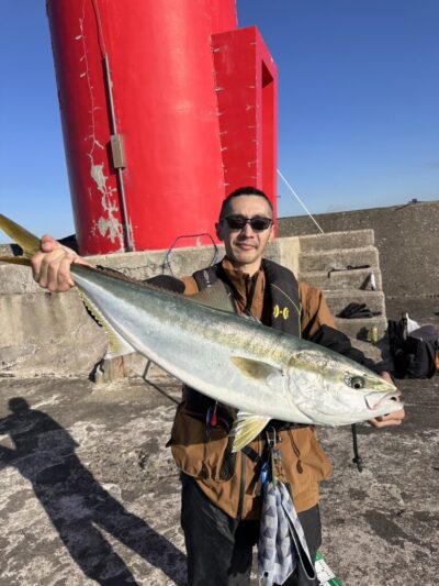 <p>あきら80%様 旧一文字赤灯内向き 胴突飲ませちょい投げでブリ80cm！9時頃にヒット！</p>