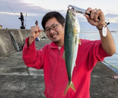 <p>瞬様 沖の北 飲ませ釣りでハマチ！初青物おめでとうございます♪</p>