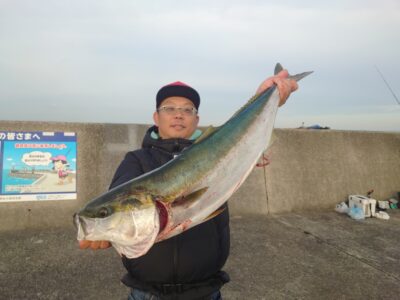 <p>山内君 沖の北 内向き ヒラメ狙いの胴突仕掛けにブリ88cm！！！内向きの足元でこんなサイズが来ます！竿を魚に持っていかれないように気をつけてください！</p>