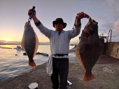 <p>上垣内様 沖の北内向き 飲ませ釣りでヒラメ66cm！！！6時半頃に連発！外向きでもヒラメのアタリがあったそうです。</p>