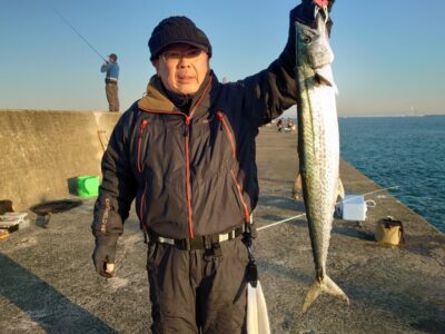 <p>沖の北 ショアジギでサワラ86cm！今朝は久しぶりにサゴシ爆釣でした♪サゴシが沢山いるならサワラも絶対いますね♪ただワイヤーを着けてない人がまだ多いので、けっこう切られてると思います。</p>