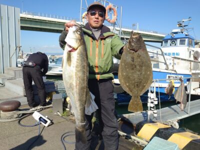 <p>山根様 沖の北 飲ませ釣りで丸々太ったスズキ80cmとヒラメ53cm！！！ヒラメはサビキでたまたま釣れたキスを着けて釣れたそうです。たまに釣れるサッパ、マイワシ、キスは一応活かしておきましょう！</p>