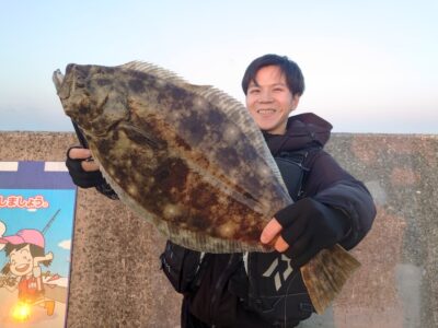 <p>大久保様 沖の北外向き 胴突飲ませでヒラメ60cm！７時頃にヒット！初ヒラメおめでとうございます♪</p>