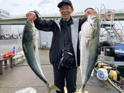 <p>グッチ様　沖の北　アジ飲ませ　ブリ81cm〜84cmまで2匹🎣7時半頃にヒットされたそうです♪♪おめでとうございます🎊</p>