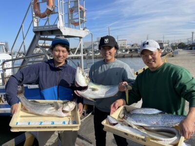 <p>チーム ブリガリ様　沖の北　アジ飲ませでハマチ〜ブリ82cmまで2匹・サワラ72cm・スズキ77cm・ハモ🎣　ショアジギでサゴシ♪♪素晴らしい釣果ありがとうございます^ ^</p>