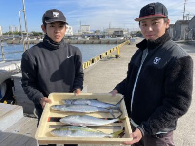 <p>増田様　沖の北　ショアジギでサゴシ2匹🎣アジ飲ませではハマチ2匹GET^ ^</p>