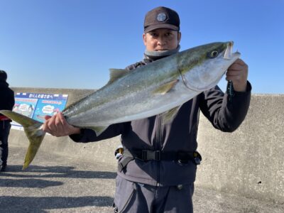 <p>島内様　沖の北　アジ飲ませ　8時前頃にブリ90cm🎣おめでとうございます🎊</p>