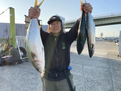 <p>冨田様　旧一文字赤灯内向き　ショアジギ　ハマチ〜メジロとサゴシ🎣　昼過ぎ頃にもナブラ出てたとの事でした♪おめでとうございます^ ^</p>