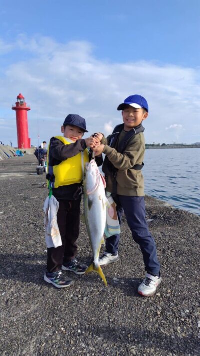 <p>英マン＆貴ピー様 旧一文字赤灯内向き 飲ませ釣りでブリ83cm！！！8時半頃に竿下でヒット！</p>