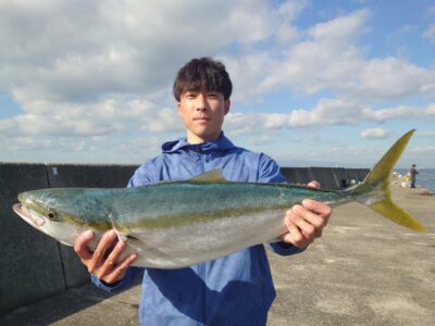 <p>角村様 沖の北 飲ませ釣りでブリ！12時半頃にヒット！昼頃にもブリ系の時合いがあったようで他にも何匹か釣れてました。</p>