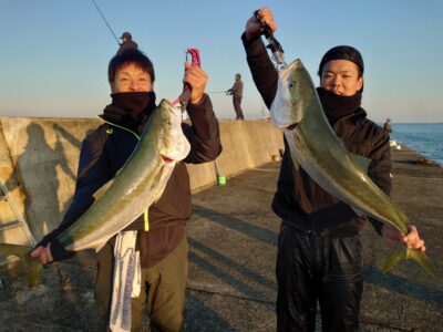 <p>【沖の北】隅田様 飲ませ釣りでブリ！伊藤様 ショアジギでブリ！6時半頃にヒット！</p>