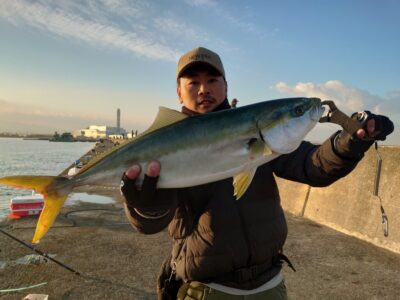 <p>鍛島様 沖の北外向き 飲ませ釣りでブリ！7時半頃にヒット！</p>