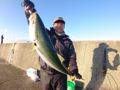 <p>中谷様 沖の北 飲ませ釣りでブリ81cm！8時頃にヒット！</p>