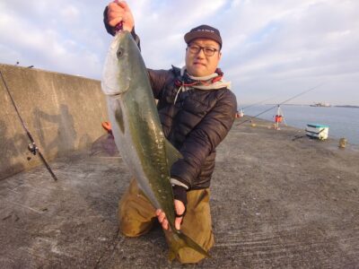 <p>道券様 沖の北 飲ませ釣りでブリ！7時半頃にヒット！</p>