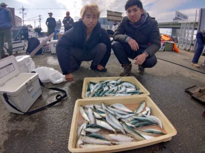 <p>近藤様 尾野様 沖の北内向き 9時便からの乗船でマイワシ大漁！</p>