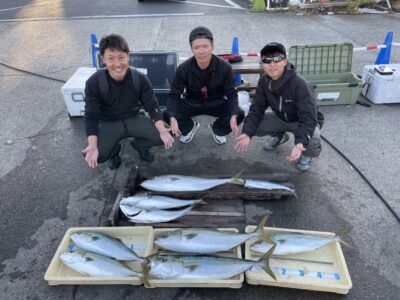 <p>隅田様・伊藤様・仲西様　沖の北　ショアジギでブリ85cmとサゴシ🎣　アジ飲ませではハマチ〜ブリ80cmまで7匹🎣素晴らしい釣果ですね♪♪おめでとうございます^ ^</p>