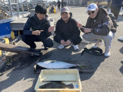 <p>石川様　沖の北　飲ませ釣りでブリ・ヒラメGET🎣ブリは7時前に、ヒラメは8時前にヒット♪♪</p>