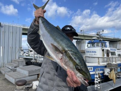 <p>山内様　別撮り　沖の北　アジ飲ませ　ブリ85cm🎣初ブリおめでとうございます🎉</p>