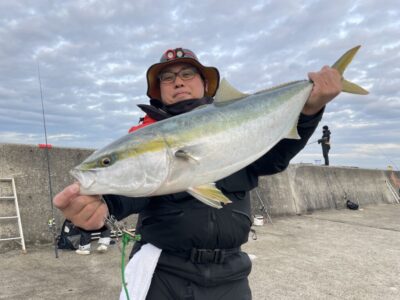 <p>上垣内様　沖の北　アジ飲ませ　6時過ぎにブリ81cm🎣　大蛸・サワラ・ヒラメ・ブリ認定ステッカーコンプリートおめでとうございます🎊</p>