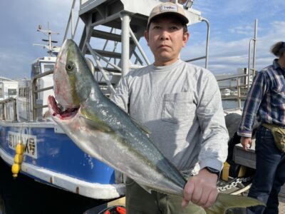 <p>山本様　沖の北　飲ませ釣りでブリ84cm🎣おめでとうございます♪♪</p>