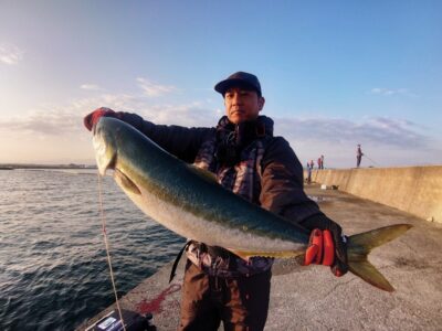 <p>本間様 沖の北 ショアジギでメジロ78cm！！！5時45分にヒット！中層くらい</p>