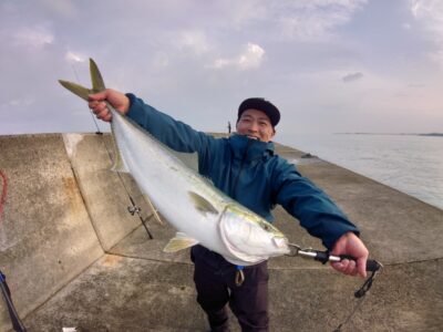 <p>坪井様 沖の北 ジャックアイ.マキマキ底から巻上げでほぼブリ79cm！！！今シーズン初青物！渡船券5枚ゲット♪</p>