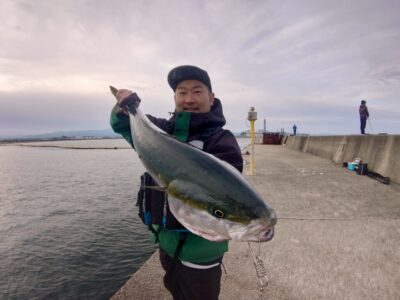 <p>加藤様 沖の北船着前 メタルバイブでブリ！5時半頃に底から巻上げでヒット！同じ頃に隣でハマチ、ポンプ小屋の奥でもハマチが2つ釣れてました♪</p>