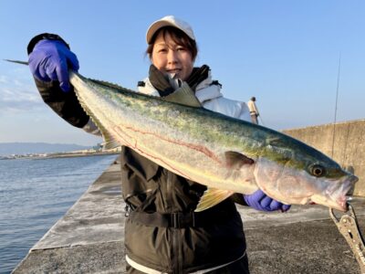 <p>八木骨折様　沖の北　6時頃マキマキでブリ80cm🎣</p>