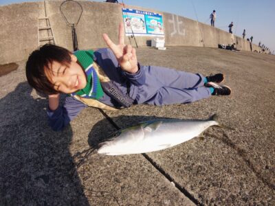 <p>晃人君 沖の北 セットアッパーでブリ83cm！！！キャストから寄せるまで全部1人で♪</p>